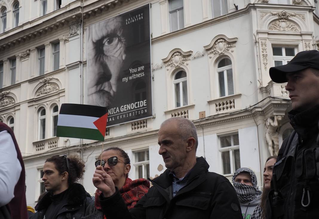 Londra ve Saraybosna'da İsrail protestosu! Binlerce kişi sokaklara döküldü 39